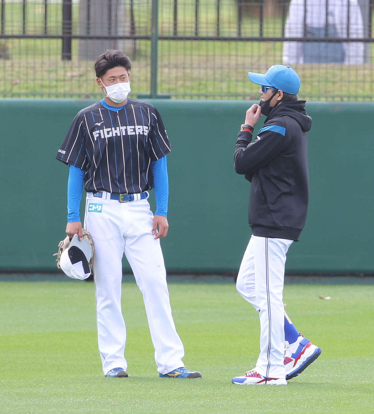 日本ハム新庄監督（右）に声をかけられる阪口（撮影・河野匠）