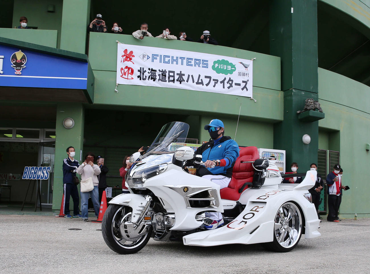 バギーに乗って球場入りする日本ハム新庄監督（撮影・河野匠）