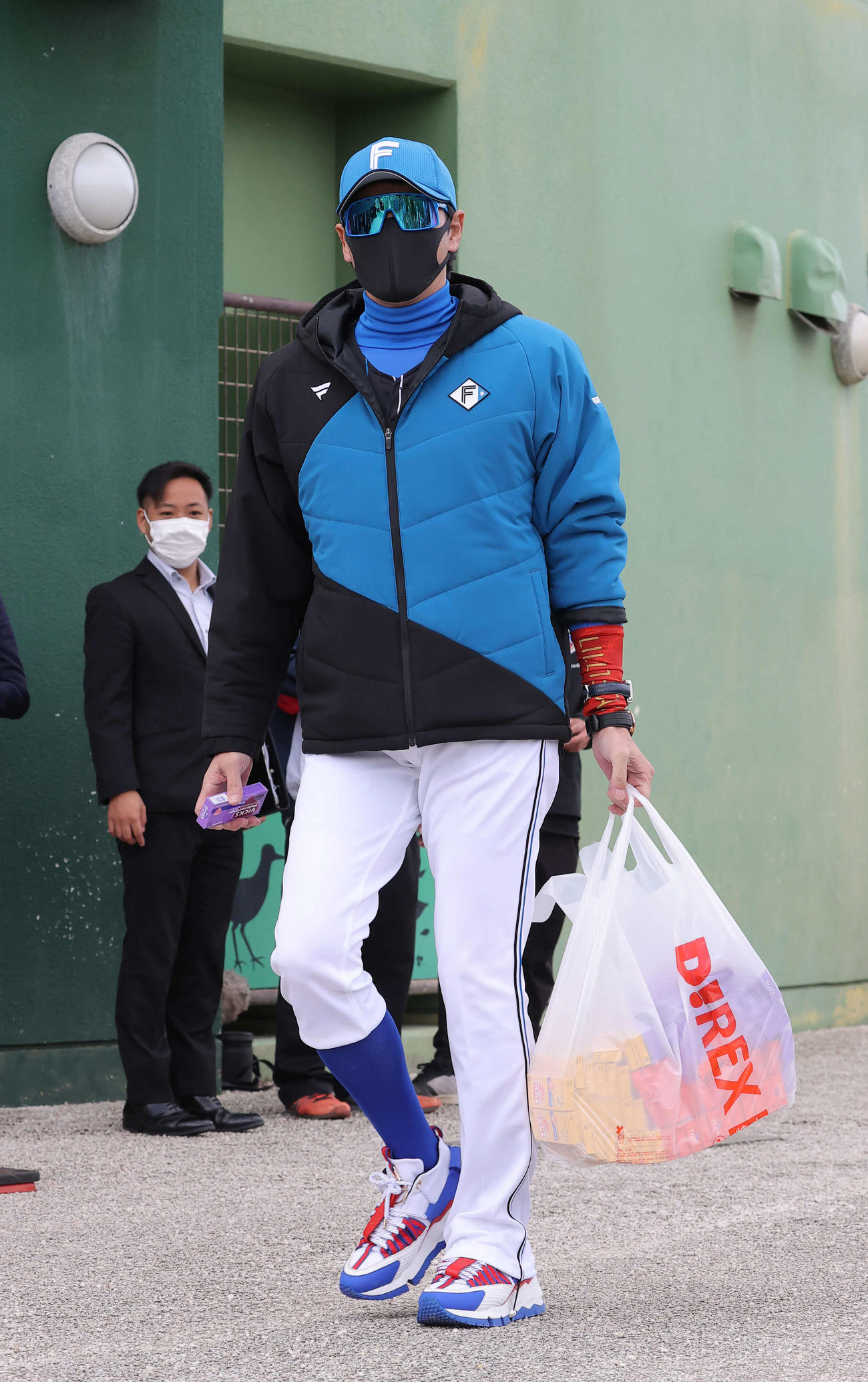 報道陣に配るのど飴を持参した日本ハム新庄監督（撮影・河野匠）