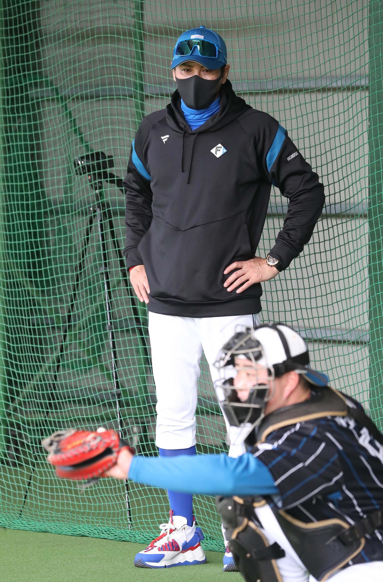 ブルペンを視察する日本ハム新庄監督（撮影・黒川智章）