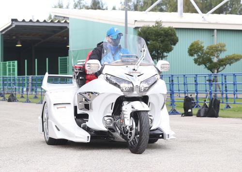 国頭の2軍キャンプ地に三輪バイクで登場する日本ハム新庄監督（撮影・黒川智章）