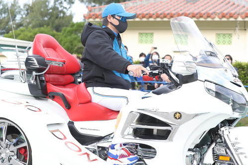 国頭の2軍キャンプ地に三輪バイクで登場する日本ハム新庄監督（撮影・黒川智章）