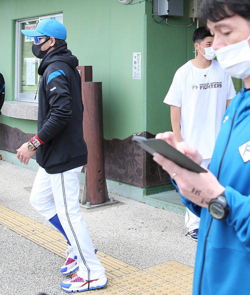 日本ハム新庄監督（左）に声をかけられた清宮（右後方）（撮影・河野匠）