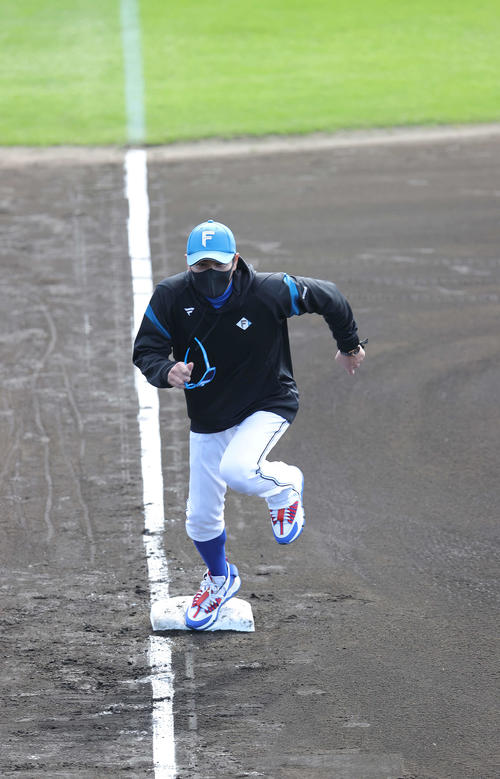 三塁ベースを蹴って駆けだす日本ハム新庄監督（撮影・河野匠）