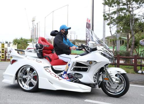 三輪バイクを運転し、かいぎんスタジアム国頭球場を引き揚げる日本ハム新庄監督（撮影・黒川智章）