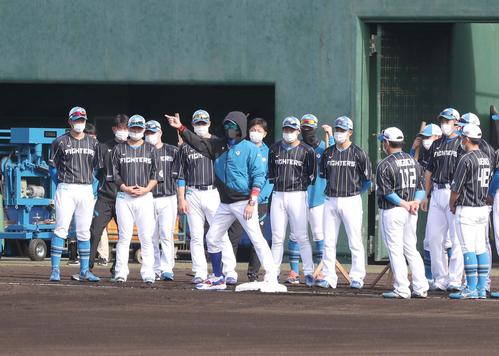 走塁の指導をする日本ハム新庄監督（撮影・黒川智章）