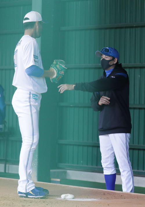 ブルペンで日本ハム上原（左）に声をかける新庄監督（撮影・河野匠）