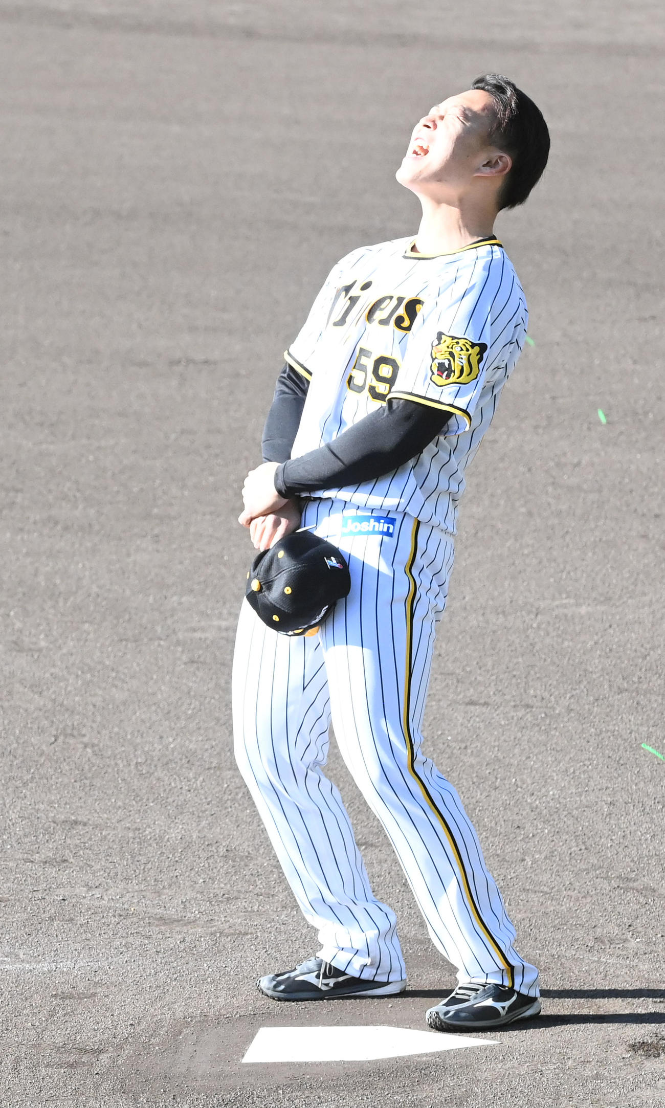 アップ前の声出しを行う藤田（撮影・前岡正明）