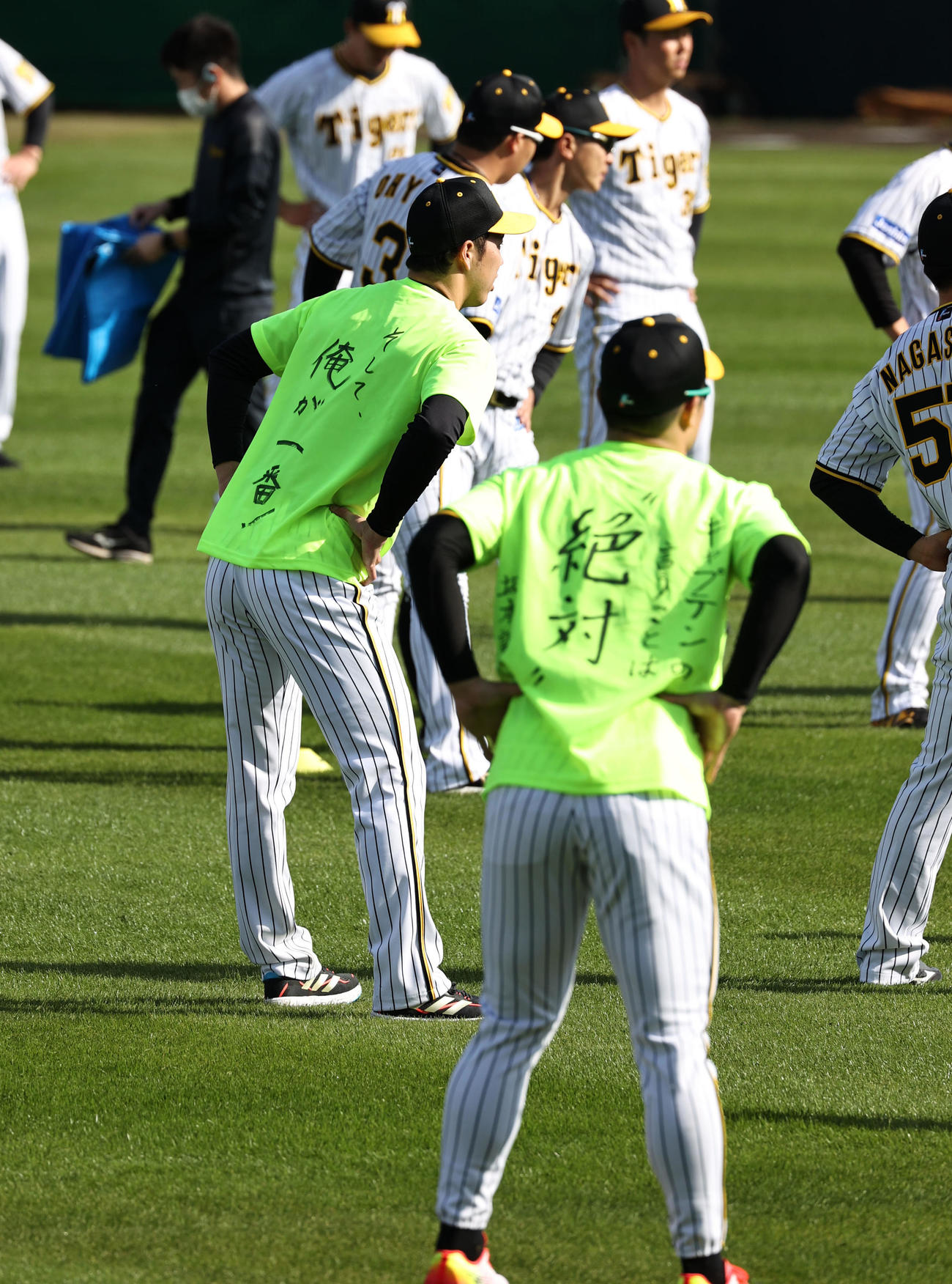 阪神の1DAYキャプテンTシャツを着る青柳(左）と坂本（撮影・加藤哉）