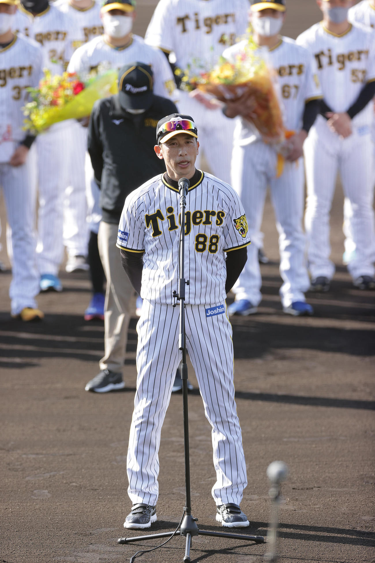 春季キャンプがスタートし、歓迎セレモニーであいさつする阪神矢野監督（撮影・前田充）