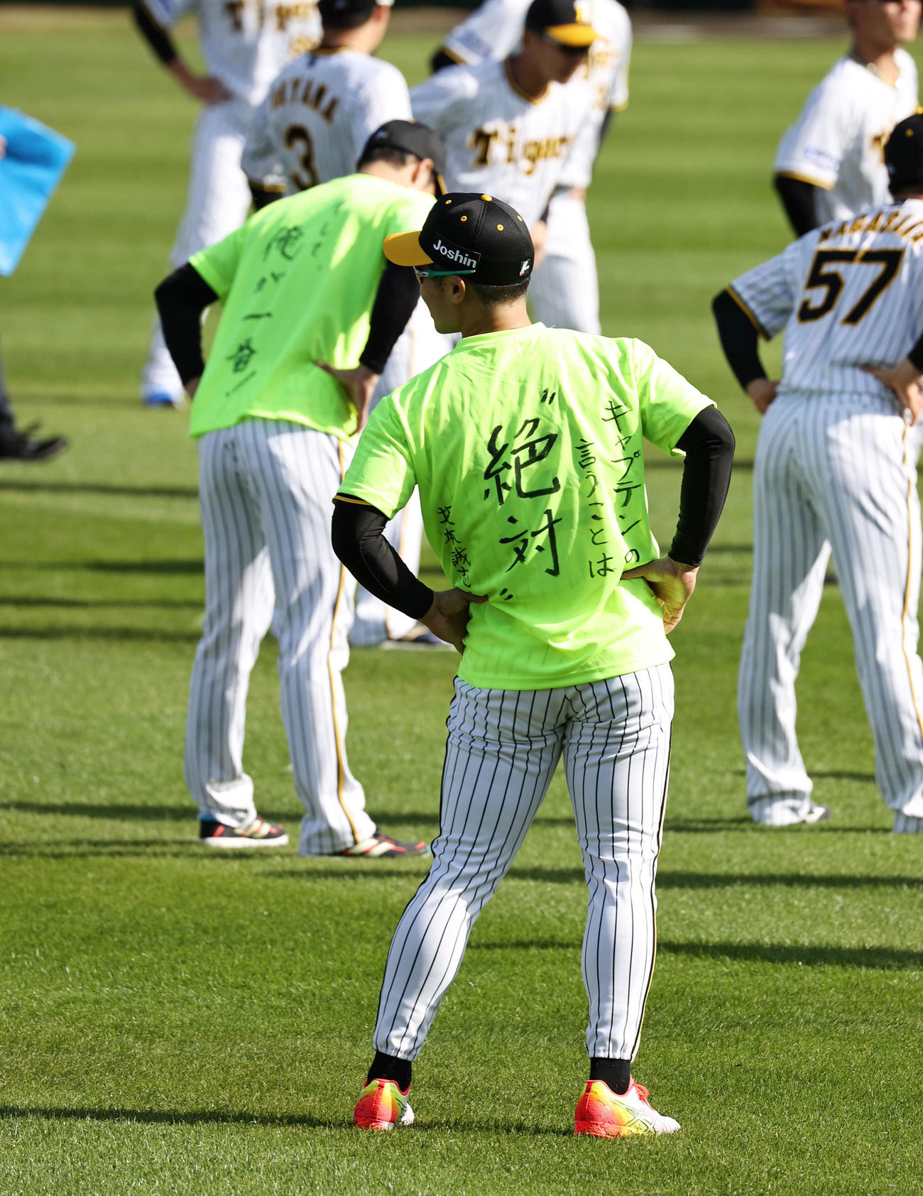 阪神の1DAYキャプテンTシャツを着る青柳(左）と坂本（撮影・加藤哉）