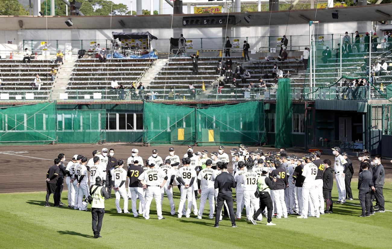 有観客で始まった阪神のキャンプ（共同）