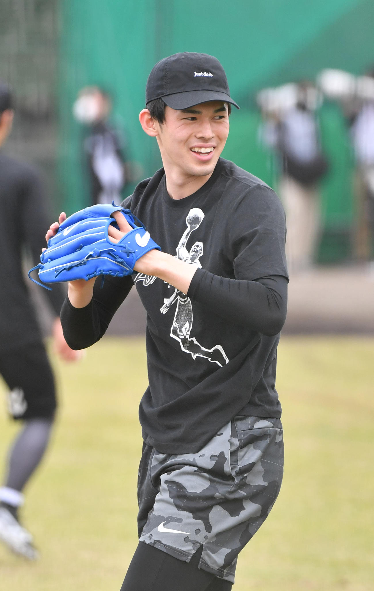 自主トレで、キャッチボール中に笑顔を見せるロッテ佐々木朗（撮影・柴田隆二）