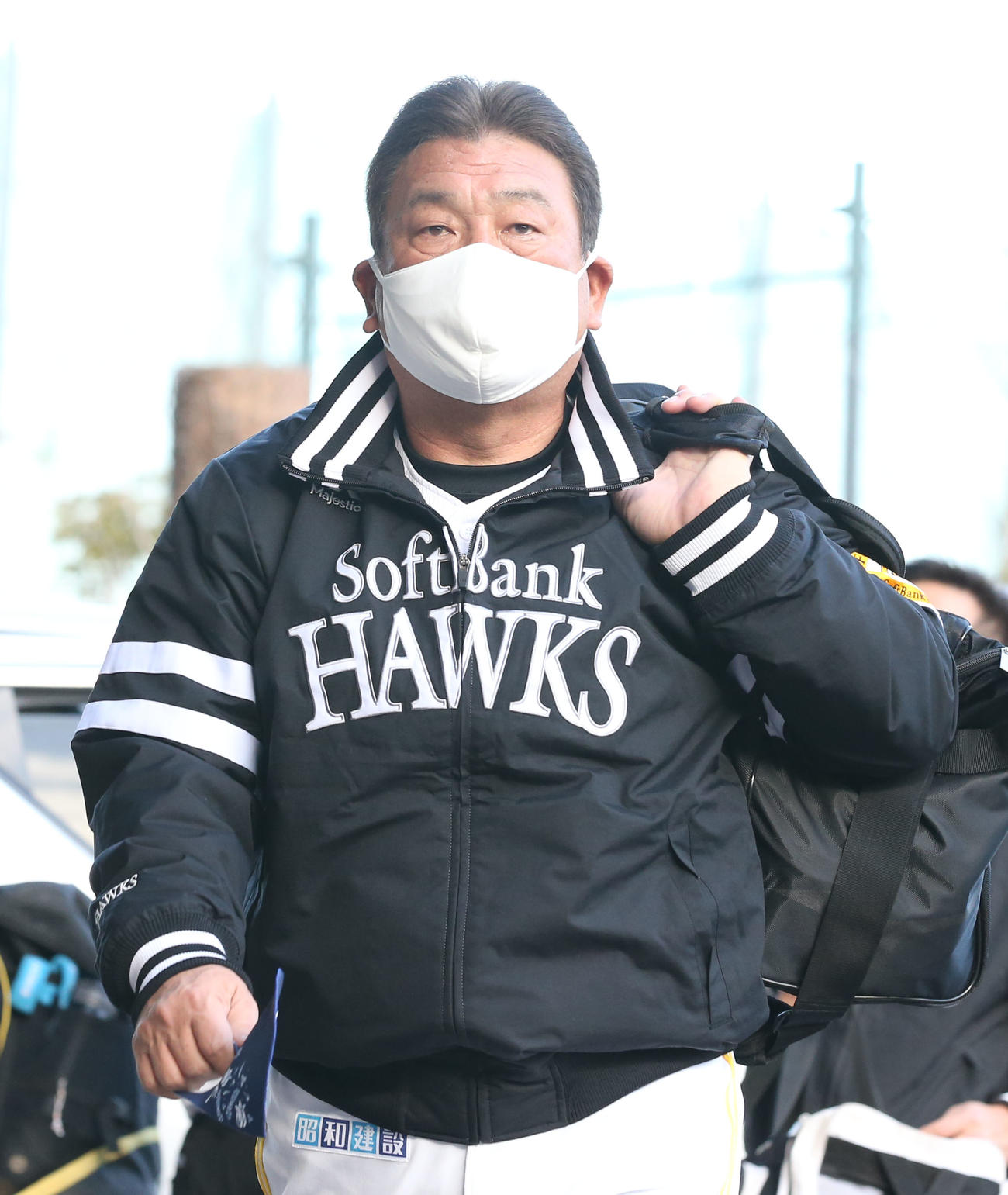 球場入りするソフトバンク藤本監督（撮影・屋方直哉）