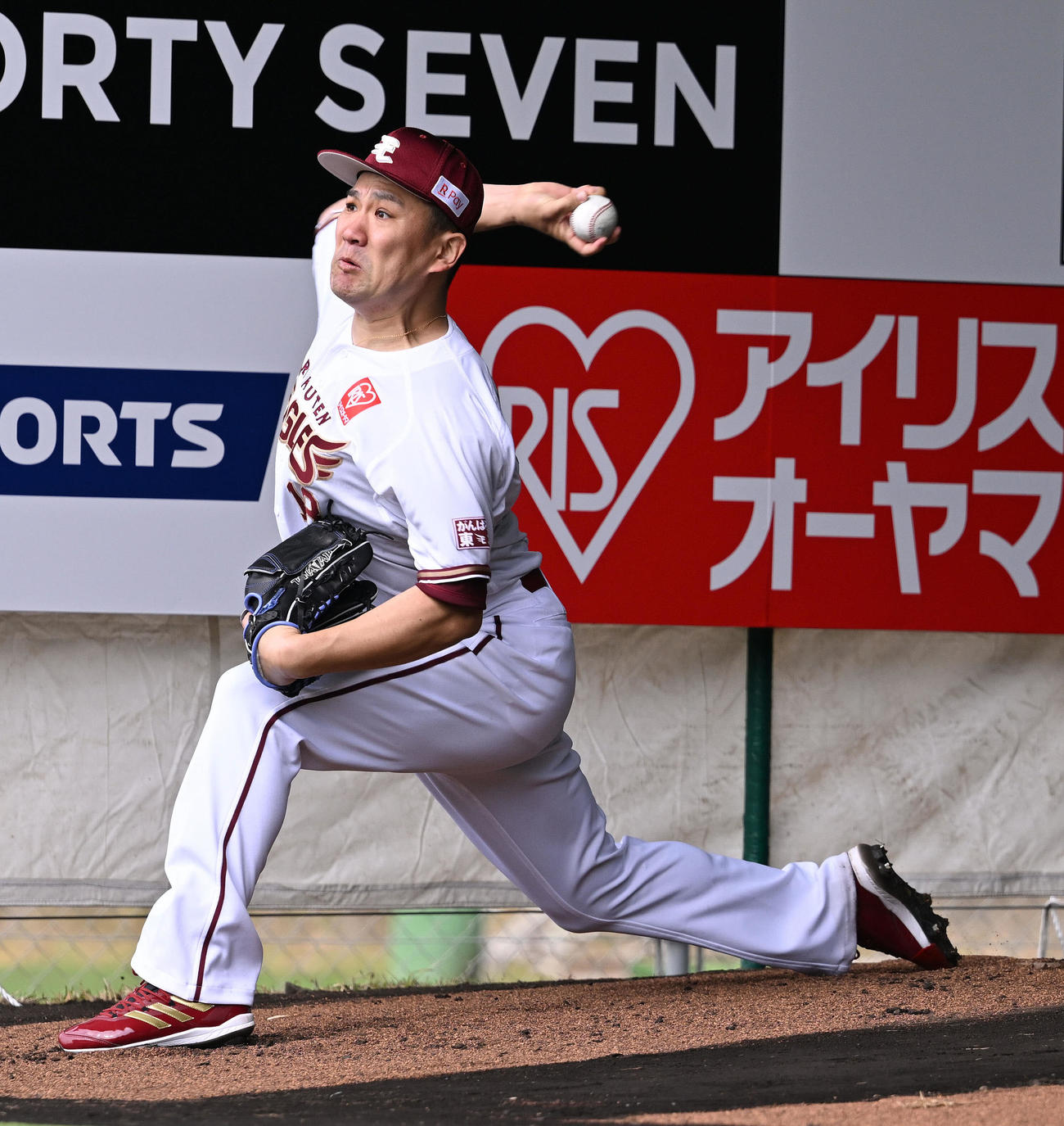 ブルペン投球する楽天田中将（撮影・滝沢徹郎）