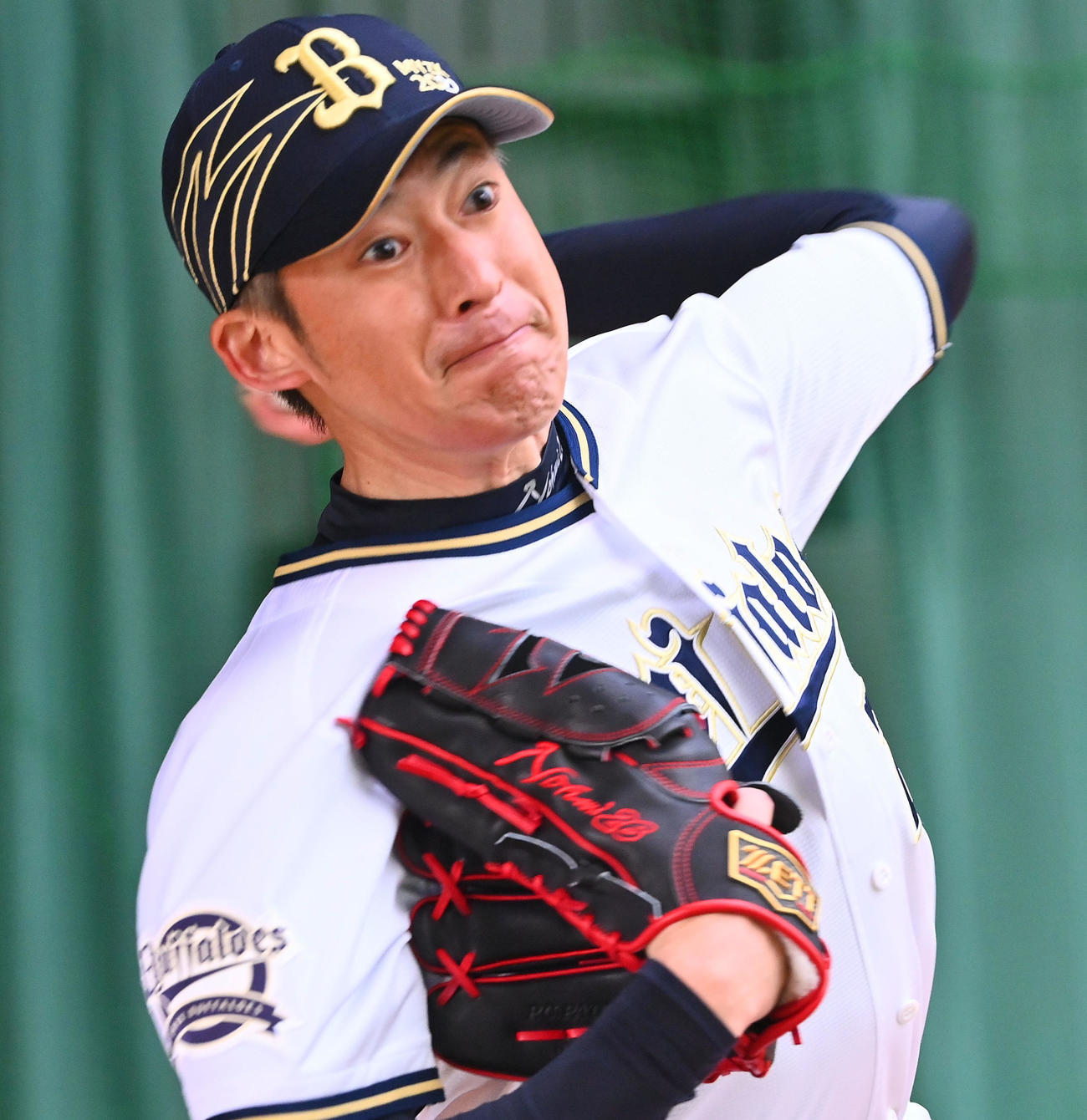 キャンプ初日からブルペンに入る能見（撮影・和賀正仁）