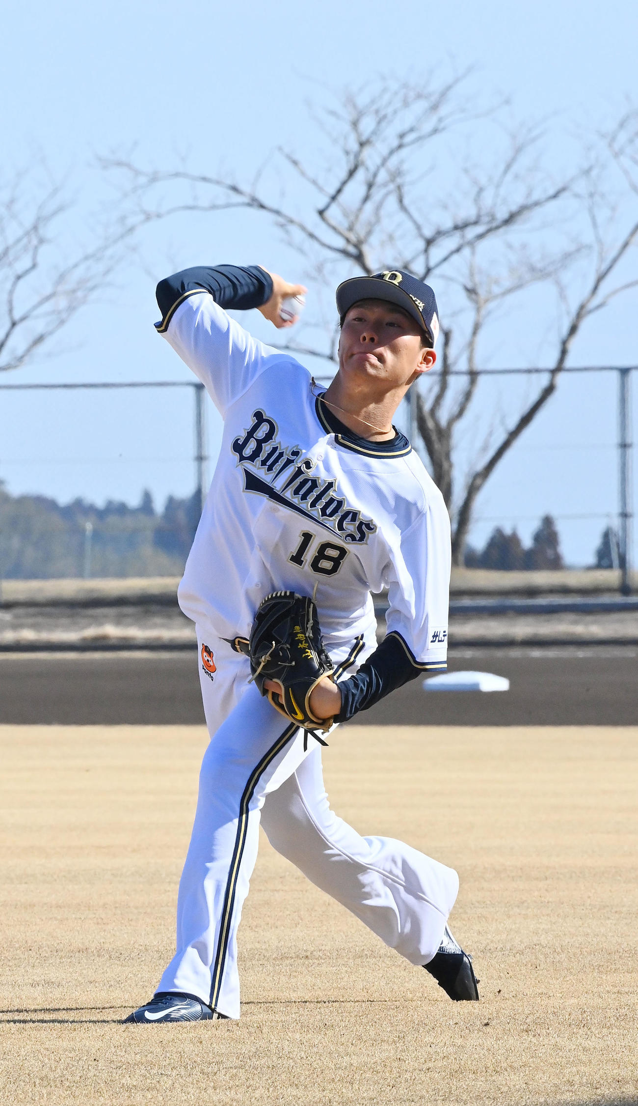 青空の下、キャッチボールするオリックス山本（撮影・和賀正仁）
