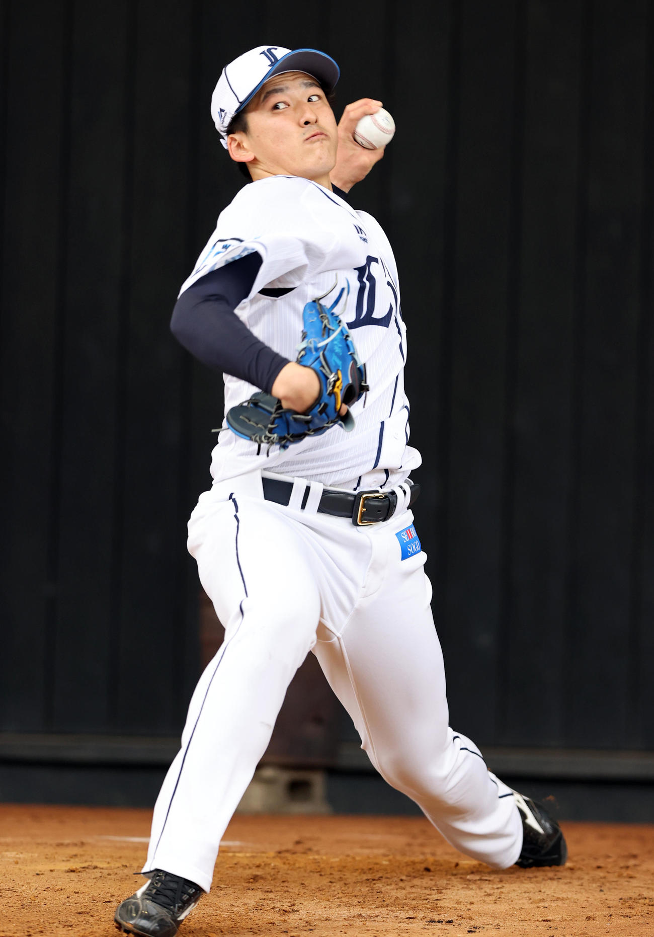 西武春季キャンプ初日、ブルペンで投げ込む隅田（撮影・浅見桂子）