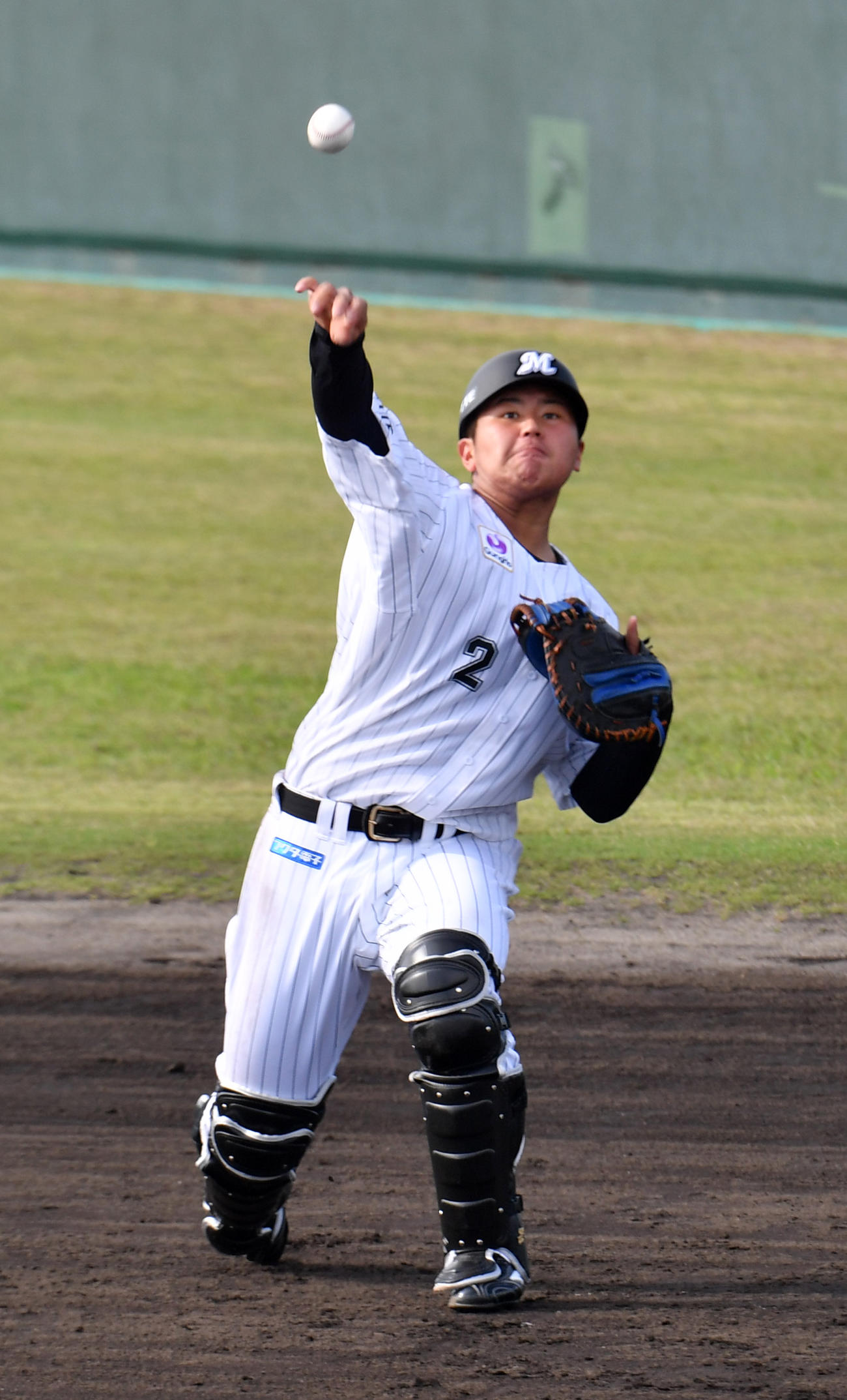 ロッテ石垣島キャンプ初日、キャッチボールするドラフト1位の松川（撮影・柴田隆二）