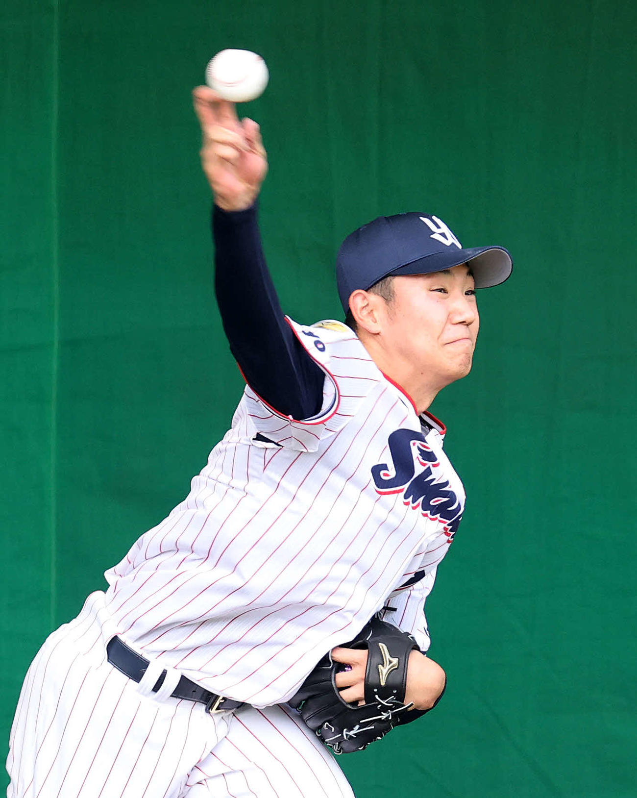 ブルペンで投球練習するヤクルト奥川（撮影・鈴木正人）