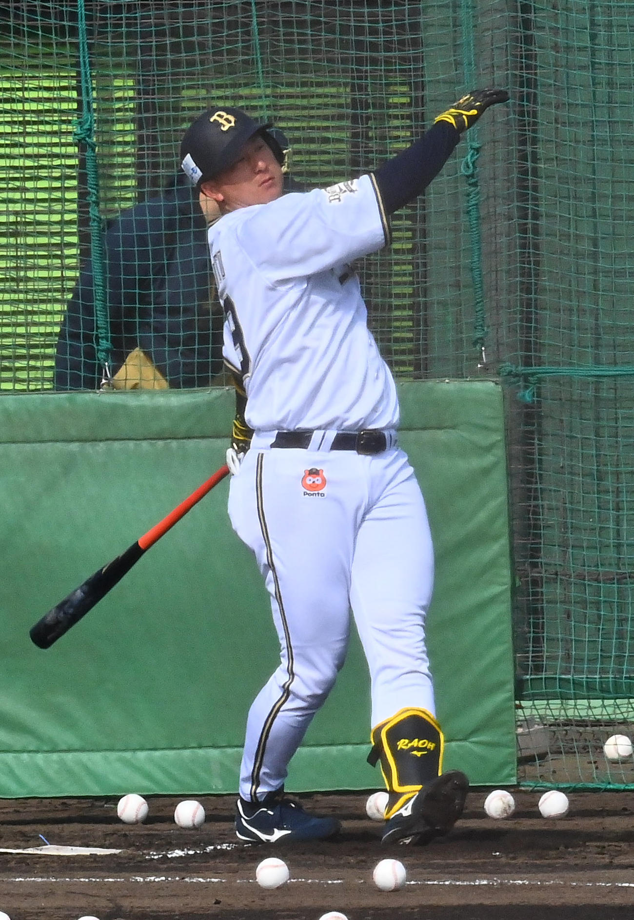 フリー打撃で快音を響かせるオリックス杉本（撮影・和賀正仁）