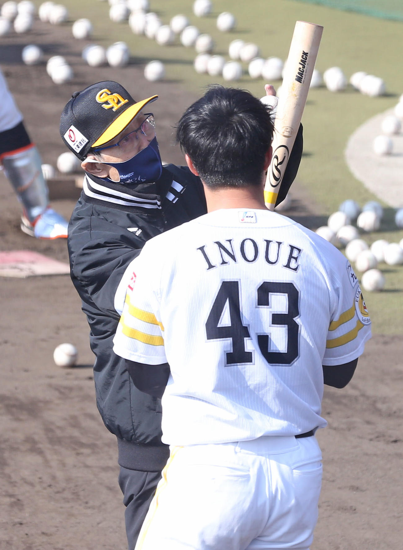 井上（右）を指導する王球団会長（撮影・屋方直哉）