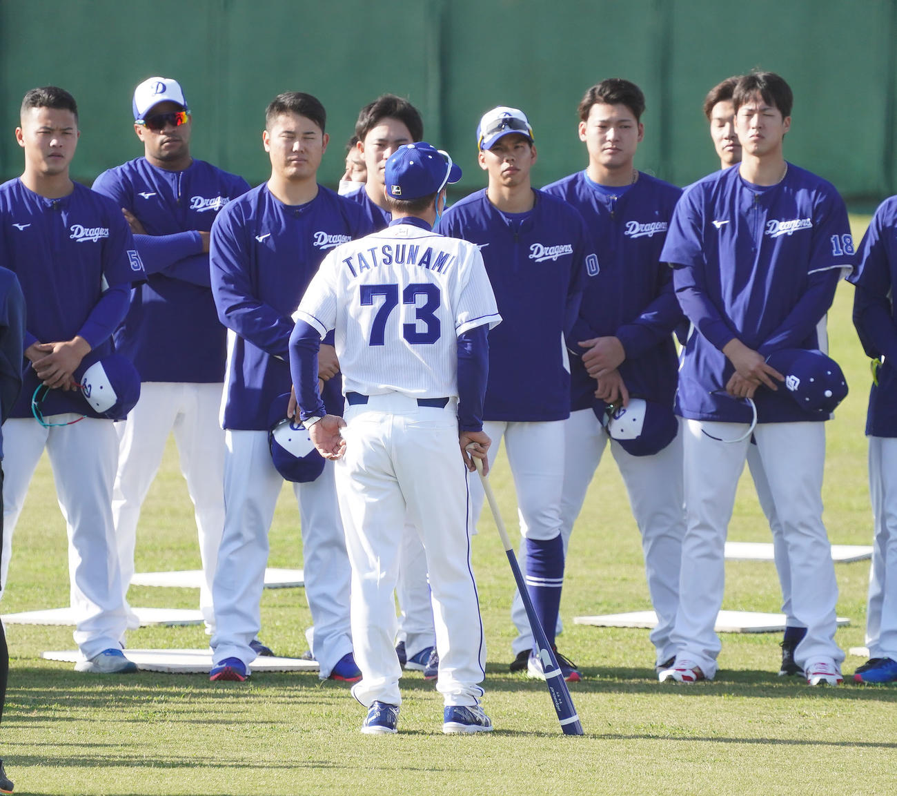 セレモニーを終えナインに話をする立浪監督（撮影・森本幸一）（撮影・森本幸一）