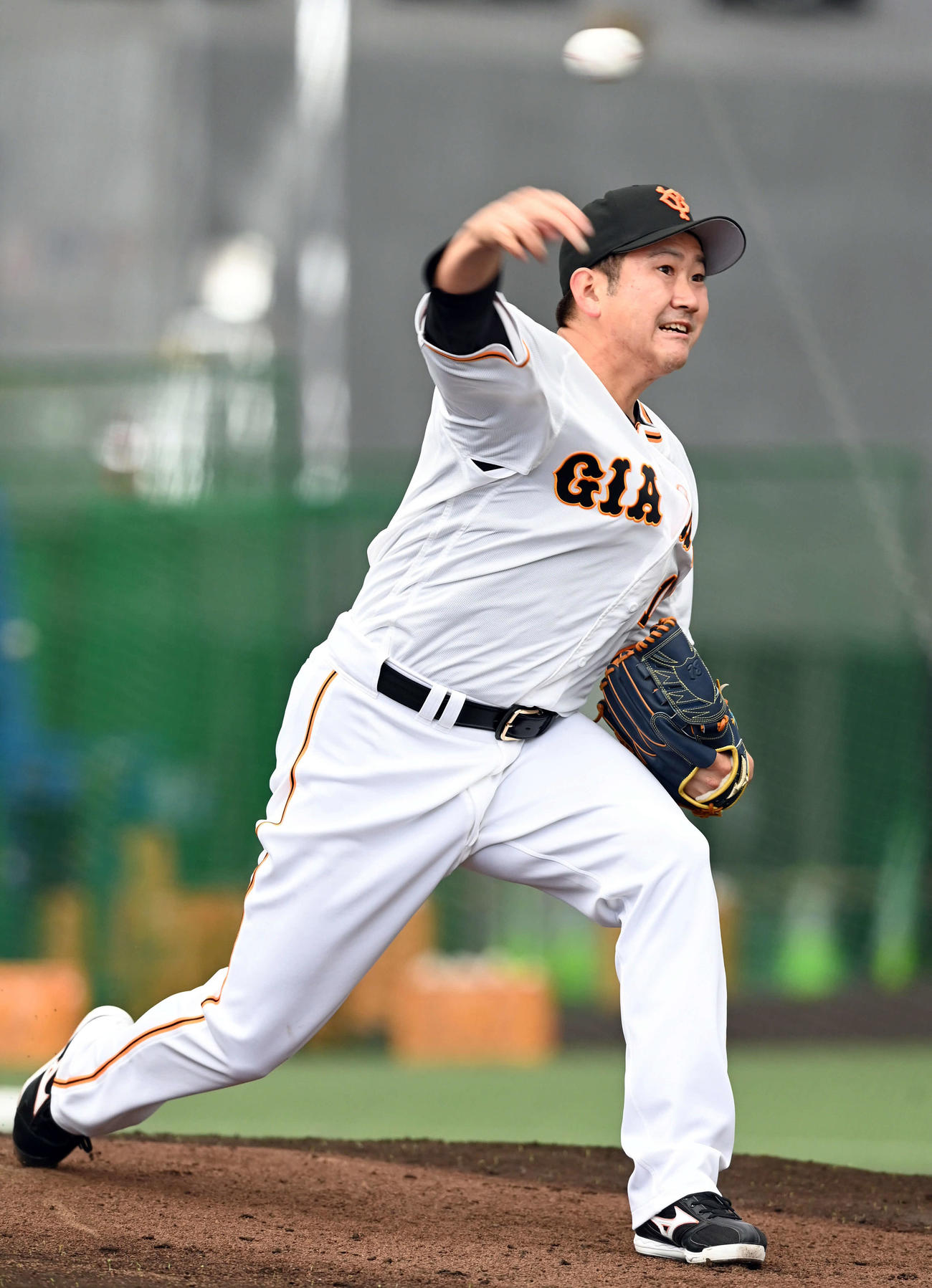 キャンプ初日、ブルペンで投球練習を行った巨人菅野（撮影・たえ見朱実）