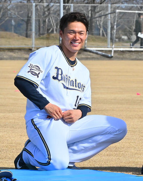 練習の合間、笑顔を見せるオリックス山本（撮影・和賀正仁）