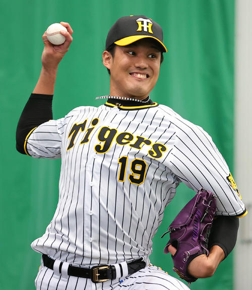 ブルペンで投げこむ阪神藤浪（撮影・上山淳一）