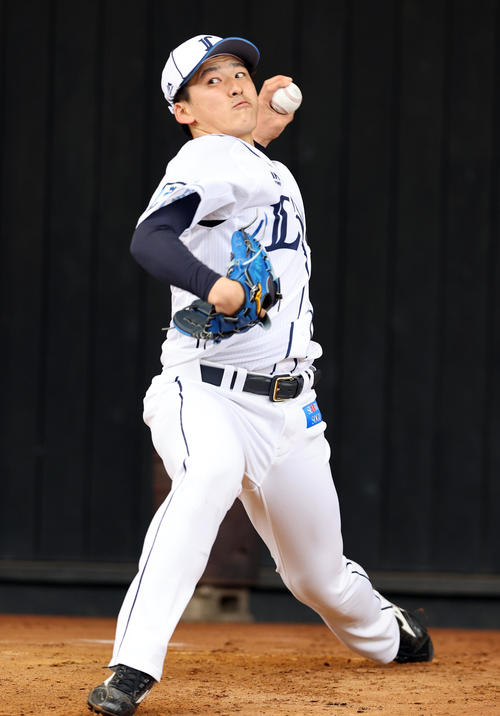 西武春季キャンプ初日、ブルペンで投げ込む隅田（撮影・浅見桂子）