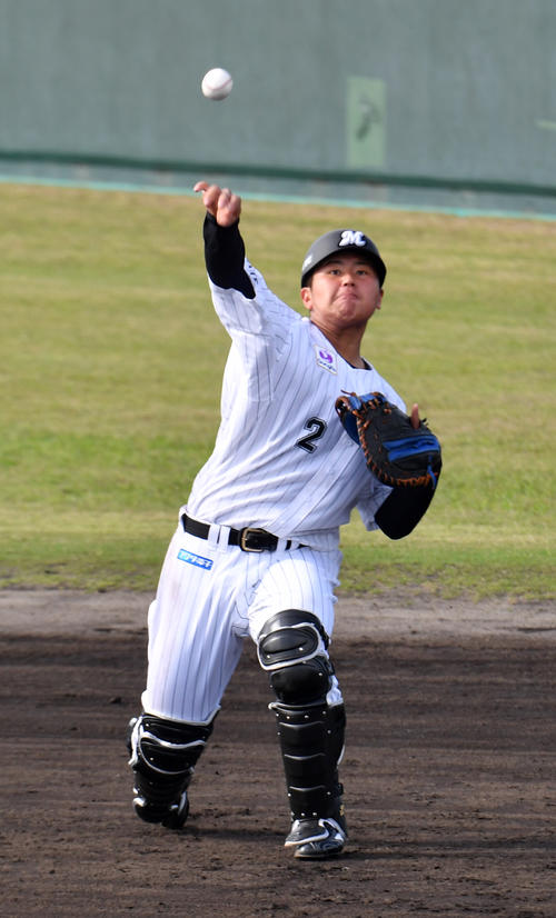 ロッテ石垣島キャンプ初日、キャッチボールするドラフト1位の松川（撮影・柴田隆二）
