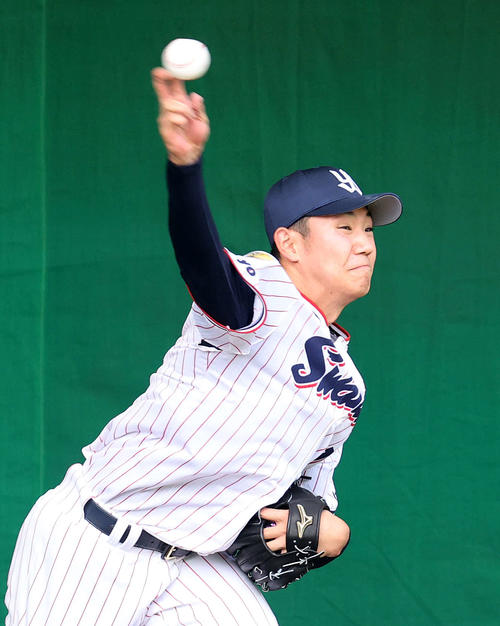 ブルペンで投球練習するヤクルト奥川（撮影・鈴木正人）