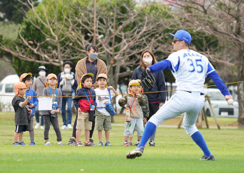 2年ぶりに目の前で見るプロ野球選手の練習を見つめる地元沖縄の子どもたち（撮影・小沢裕）