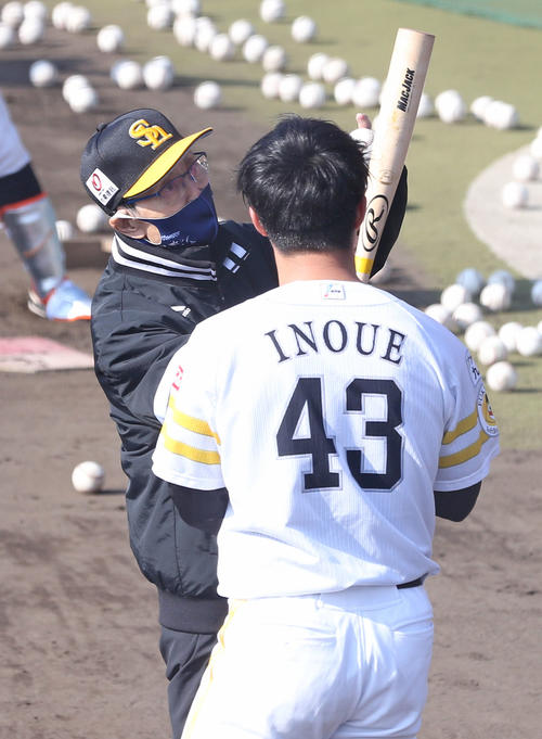 井上（右）を指導する王球団会長（撮影・屋方直哉）