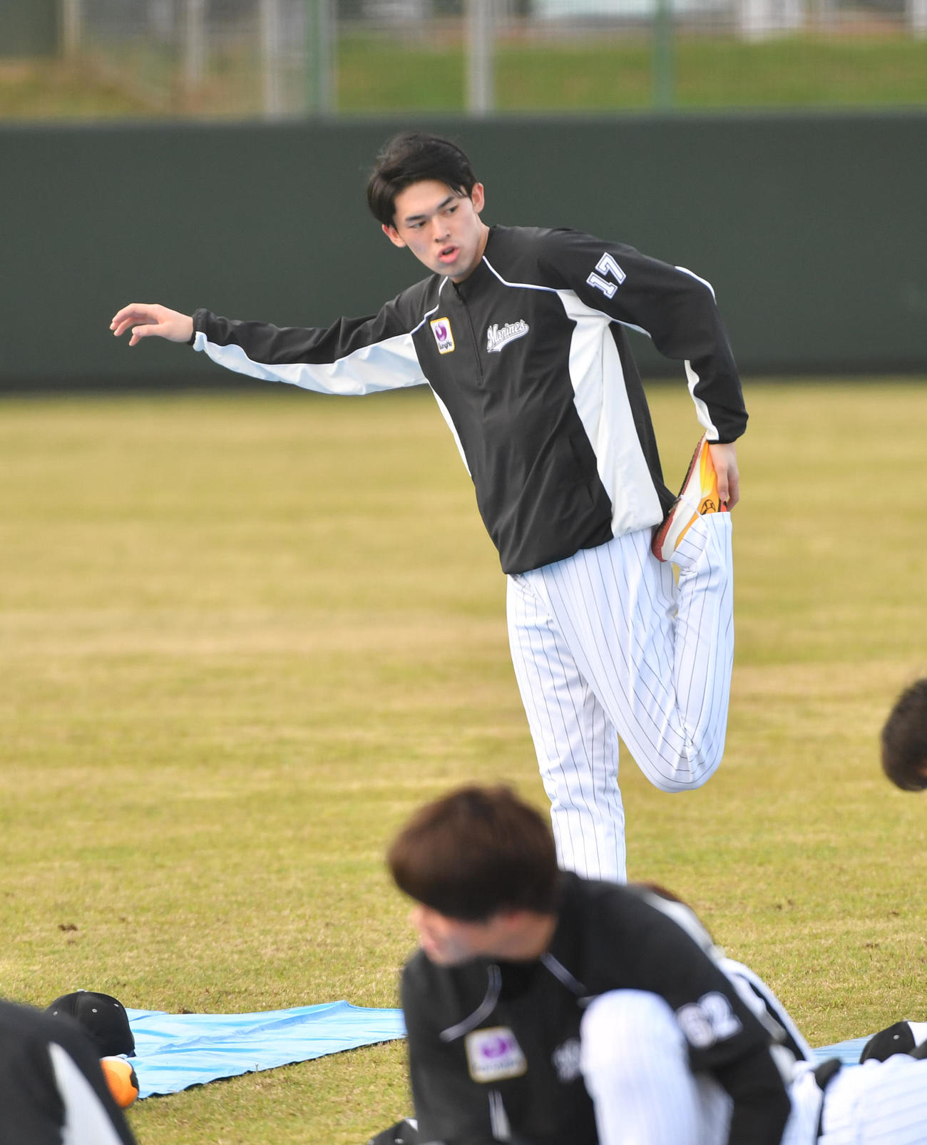 ロッテ石垣島キャンプ初日、ウオーミングアップする佐々木朗（撮影・柴田隆二）