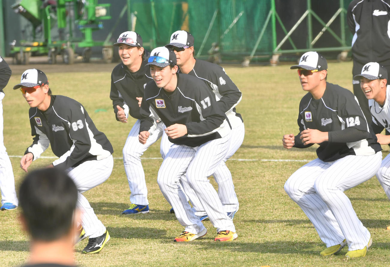 ロッテ石垣島キャンプ初日、ウオーミングアップする佐々木朗（中央）（撮影・柴田隆二）