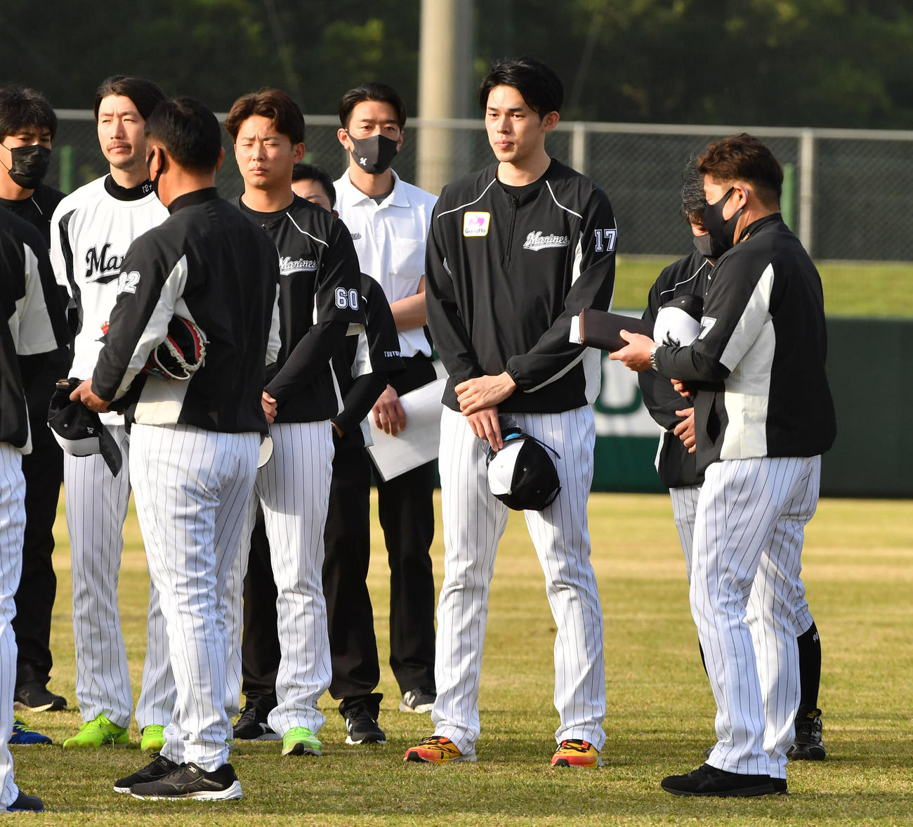 ロッテ石垣島キャンプ初日、コーチの話を聞く佐々木朗（右から2人目）（撮影・柴田隆二）