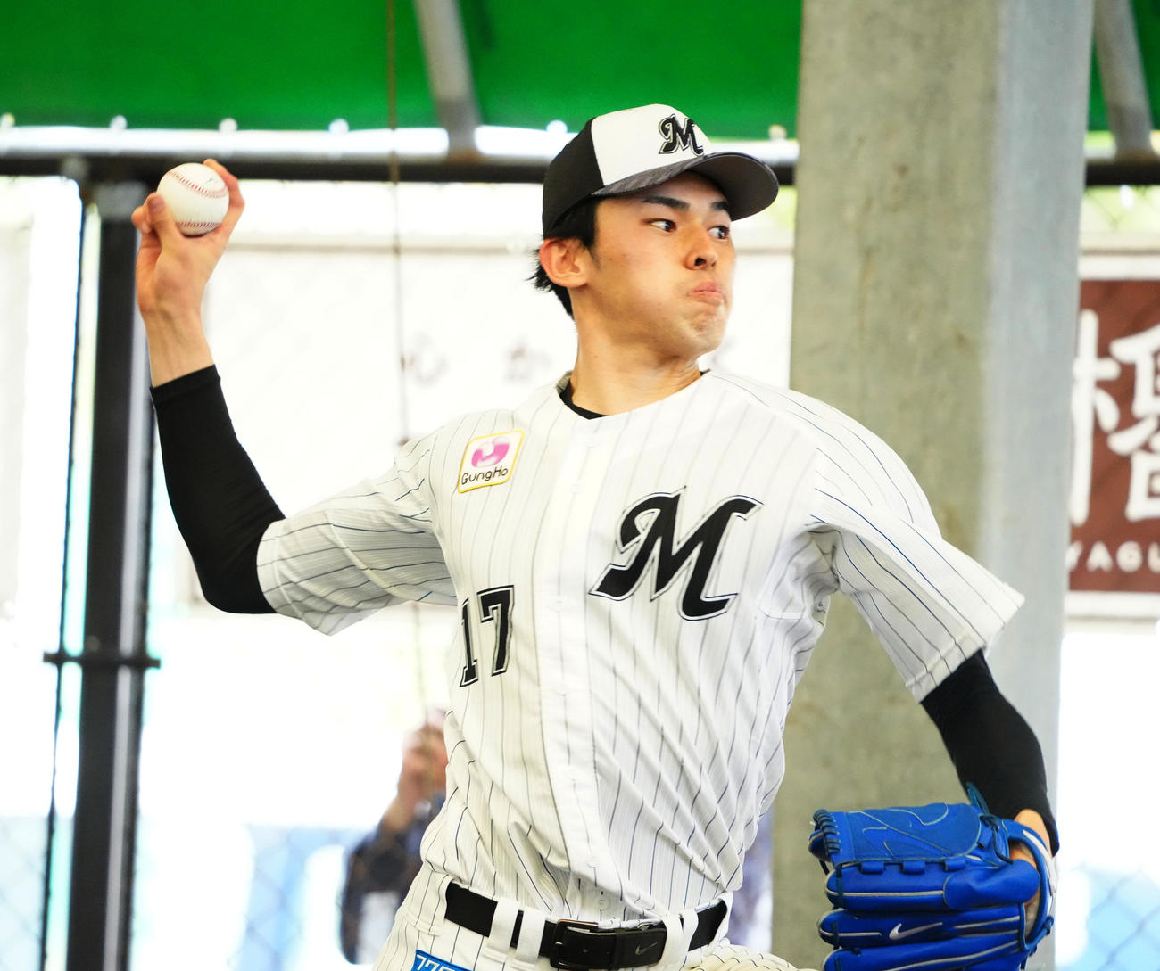 ロッテ石垣島キャンプ初日、ブルペン入りした佐々木朗は捕手を座らして投球する