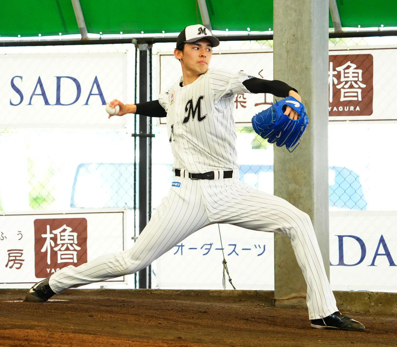 ロッテ石垣島キャンプ初日、ブルペン入りした佐々木朗は捕手を座らして投球する