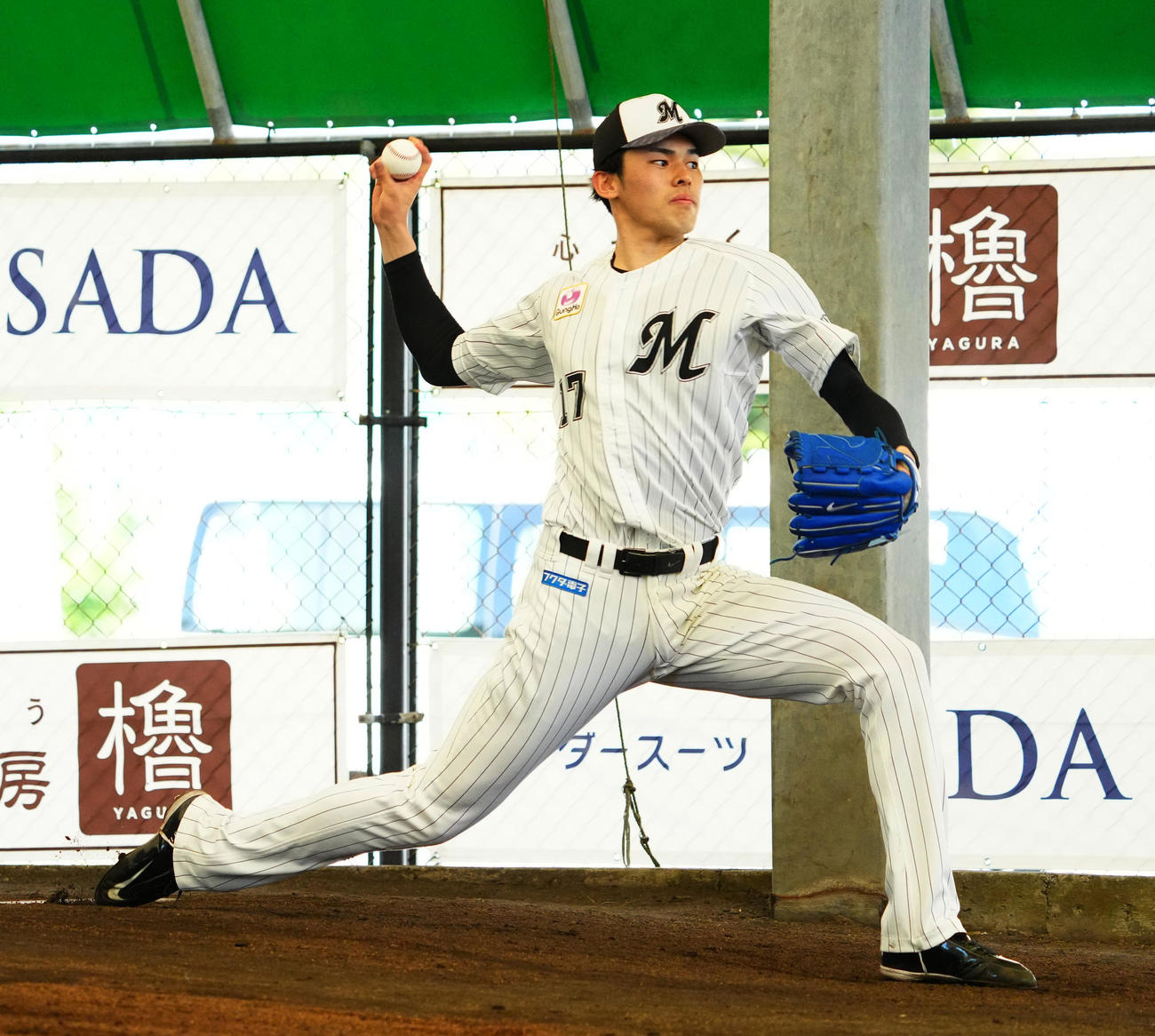 ロッテ石垣島キャンプ初日、ブルペン入りした佐々木朗は捕手を座らして投球する