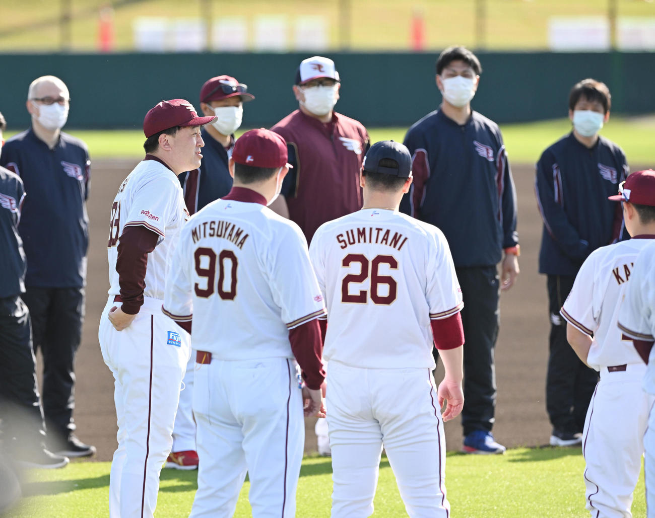 練習前に集合しナインに話す楽天石井GM兼監督（手前左）（撮影・滝沢徹郎）