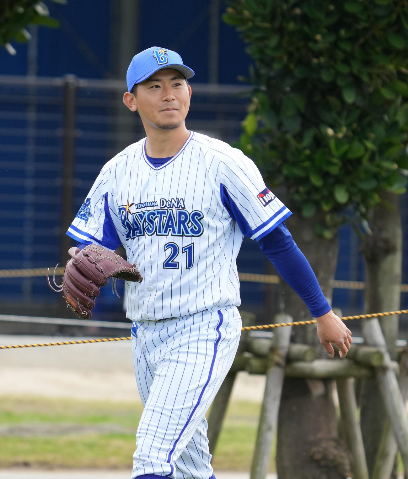 キャッチボールを前に笑顔を見せるDeNA今永（撮影・小沢裕）