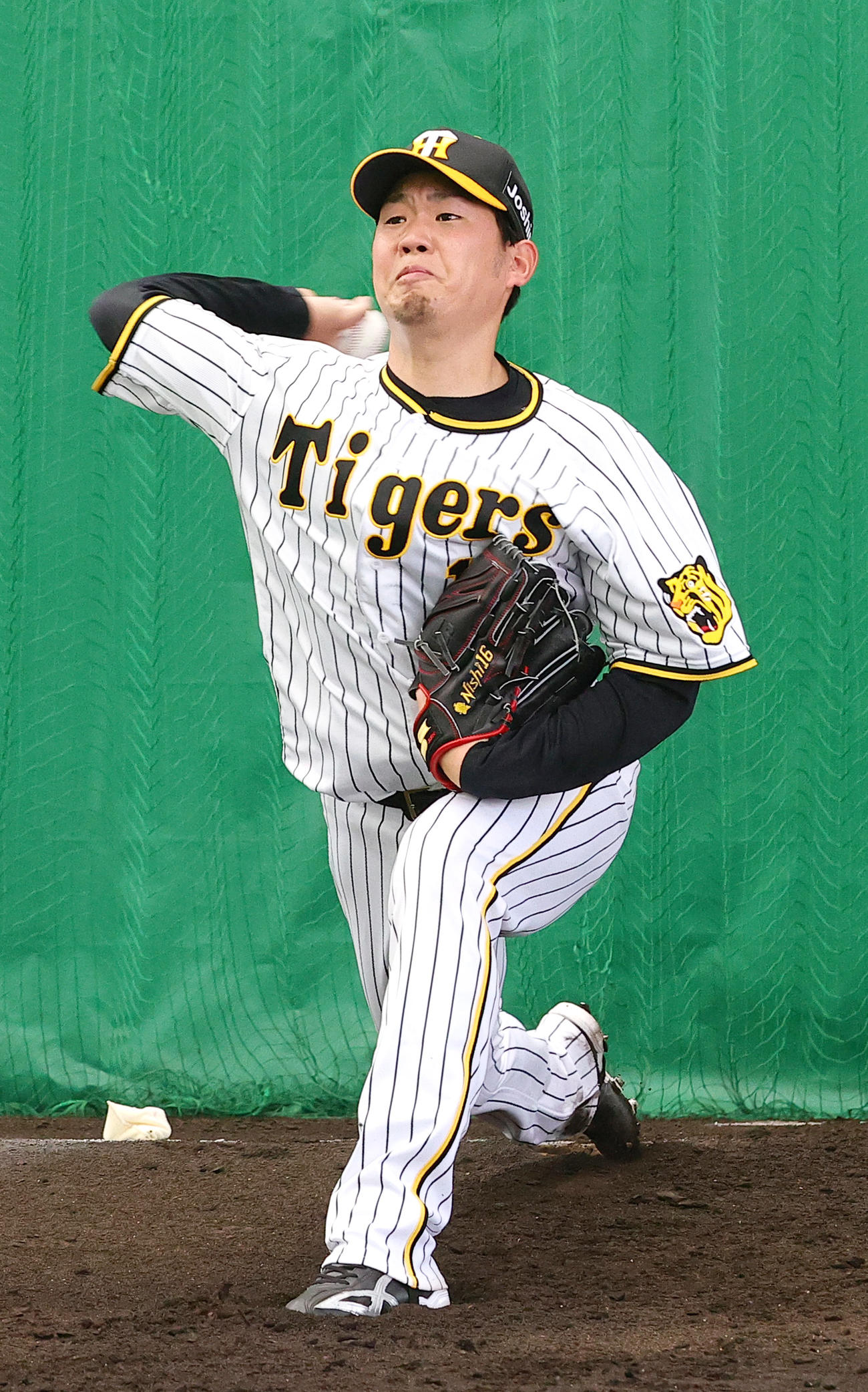 ブルペンで投げこむ西勇（撮影・上山淳一）