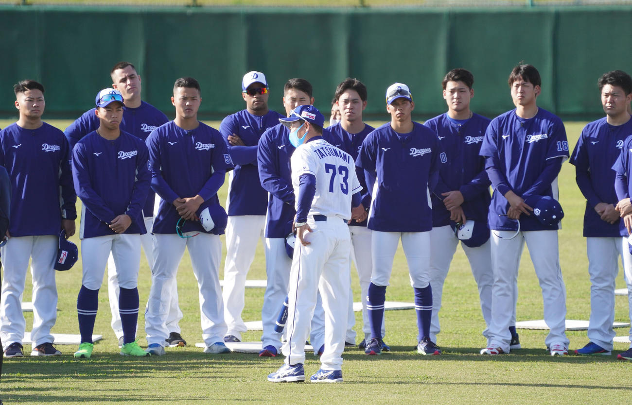 セレモニーを終えナインに話をする立浪監督（撮影・森本幸一）
