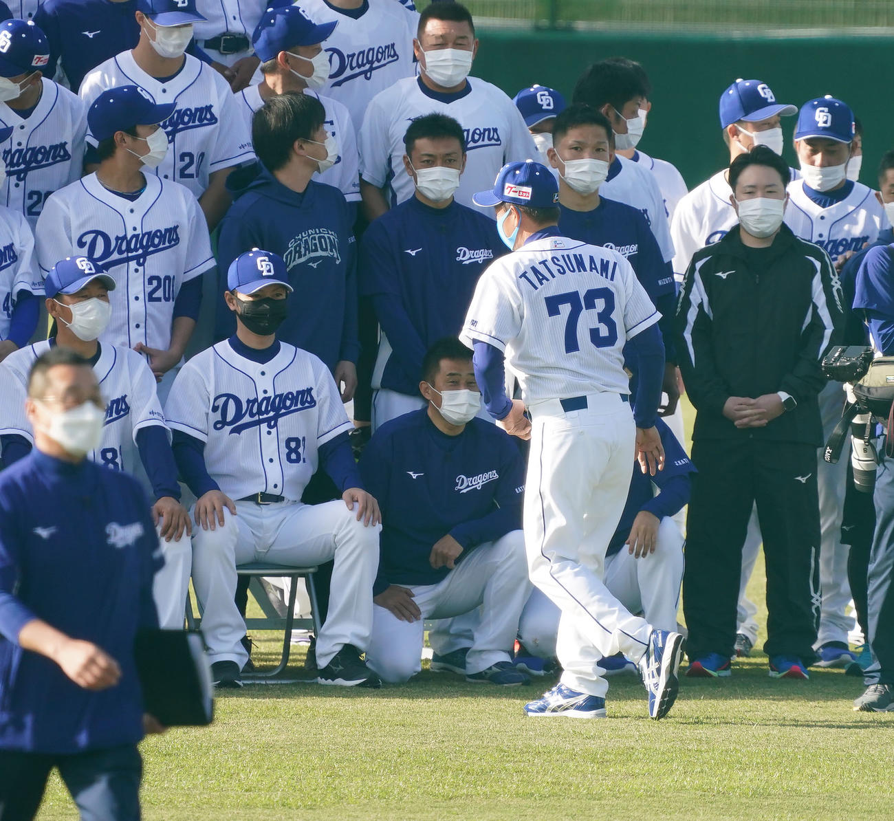 キャンプイン前の集合写真撮影で背番号73番を披露する立浪監督（撮影・森本幸一）