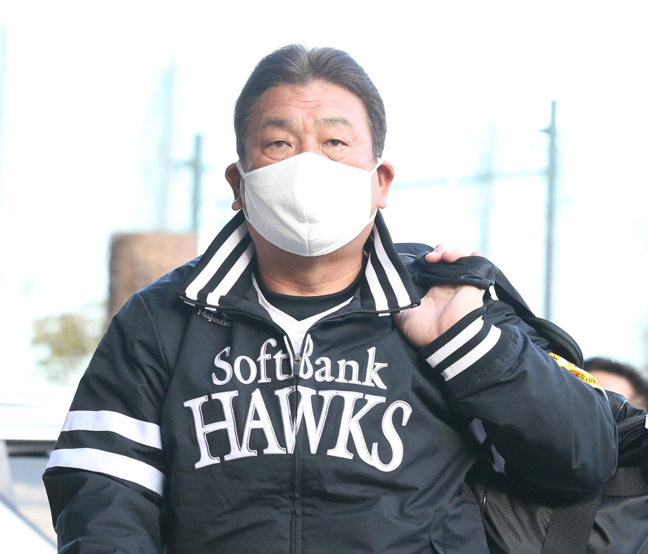 球場入りするソフトバンク藤本監督（撮影・屋方直哉）
