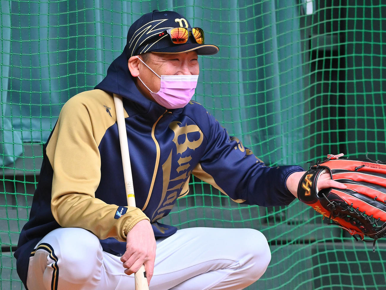 投手陣の投球を笑顔で見つめるオリックス中嶋監督（撮影・和賀正仁）