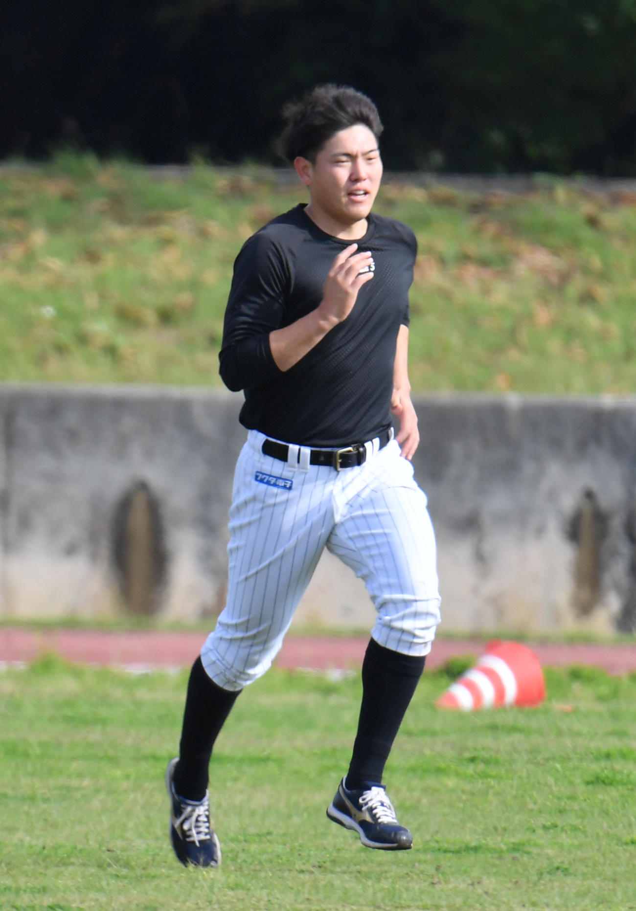 ロッテ石垣島キャンプ初日、B組スタートのコロナ療養明けの安田はダッシュを繰り返す（撮影・柴田隆二）