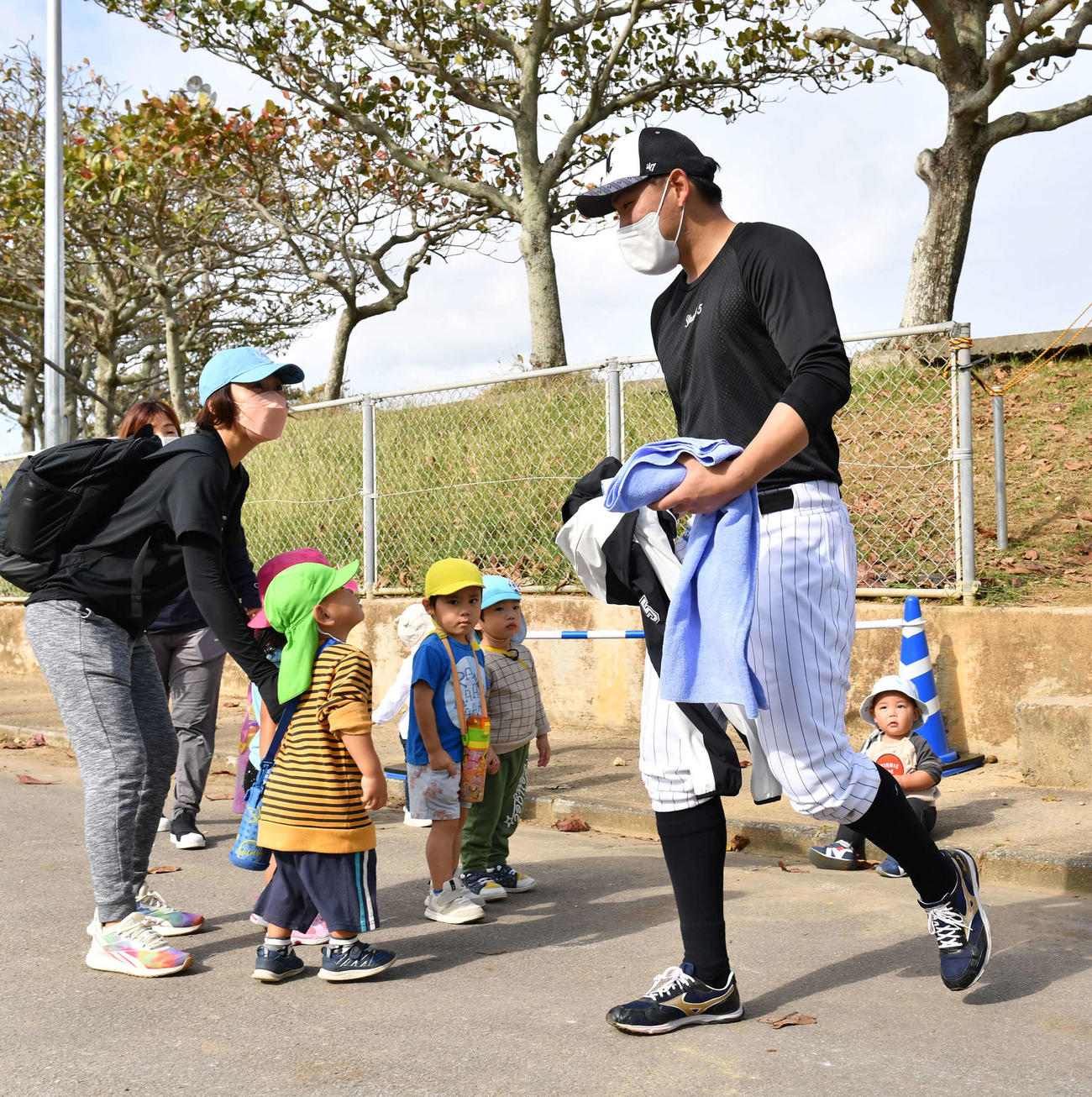 ロッテ石垣島キャンプ初日、有観客になったが声援、接触禁止のため地元の園児たちが安田尚憲を見つめていた（撮影・柴田隆二）